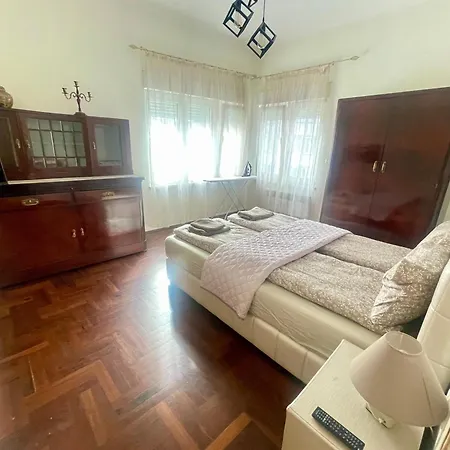 -golden Bird- Two Bedroom Apartment, Super *