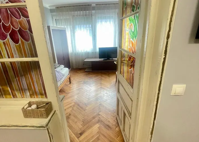 -golden Bird- Two Bedroom Apartment, Super *