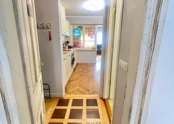 -golden Bird- Two Bedroom Apartment, Super *